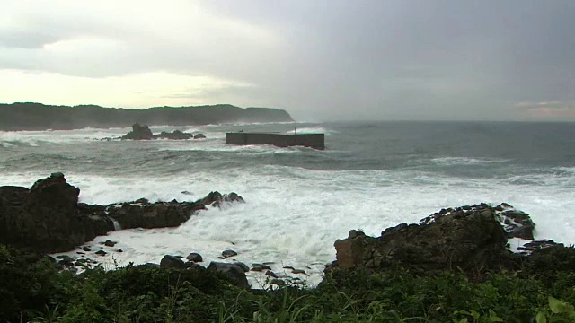 愤怒的海浪抵岸，鹿儿岛，日本视频素材