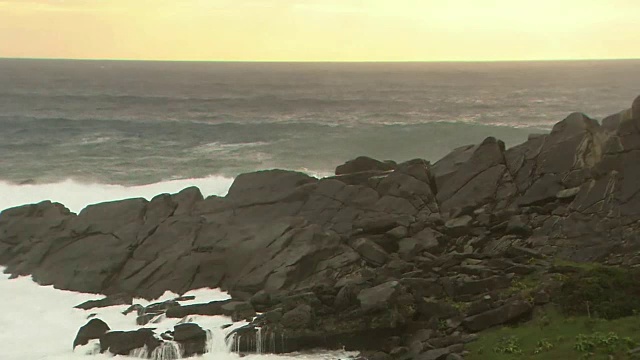 愤怒的海浪抵岸，鹿儿岛，日本视频素材