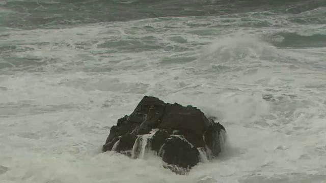 愤怒的海浪冲击岩石，鹿儿岛，日本视频素材