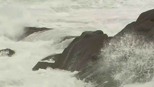 愤怒的海浪冲击岩石，鹿儿岛，日本视频素材