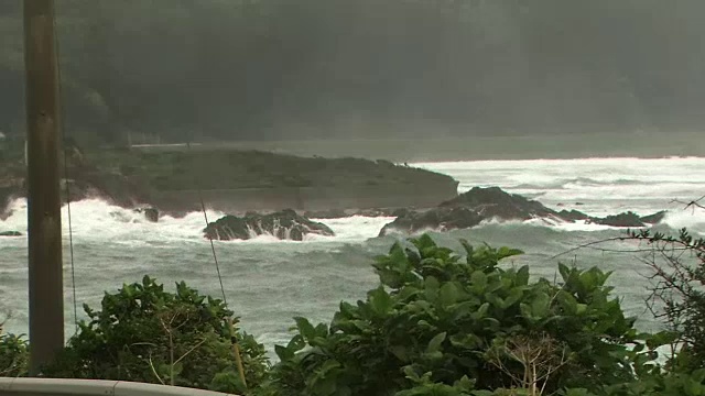 愤怒的海浪抵岸，鹿儿岛，日本视频素材