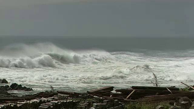 愤怒的海浪抵岸，鹿儿岛，日本视频素材