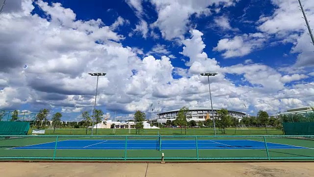 室外空网球场与蓝天和云的延时视频素材