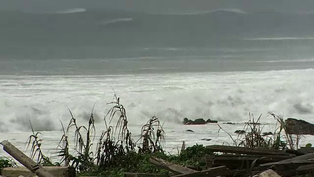 愤怒的海浪抵岸，鹿儿岛，日本视频素材