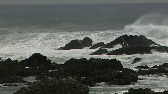 愤怒的海浪冲击岩石，鹿儿岛，日本视频素材