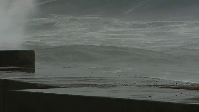 愤怒的海浪冲击大堤，鹿儿岛，日本视频素材