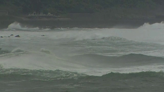 愤怒的海浪抵岸，鹿儿岛，日本视频素材