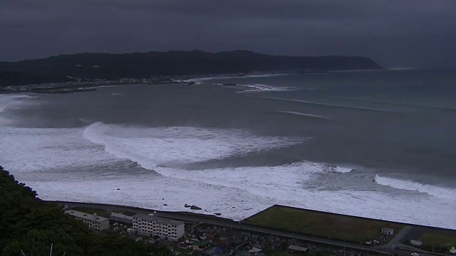 愤怒的海浪冲击海岸，高知县，日本视频素材