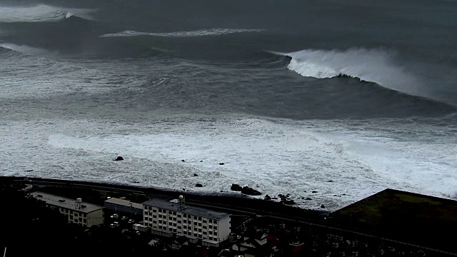 愤怒的海浪冲击海岸，高知县，日本视频素材