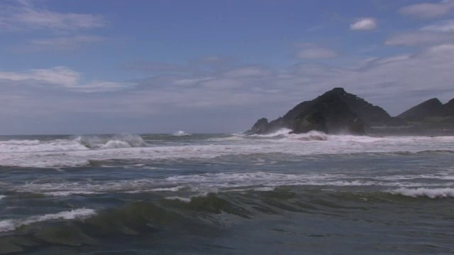 愤怒的海浪冲击海滩，宫崎骏，日本视频素材