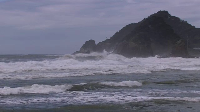 愤怒的海浪冲击海滩，宫崎骏，日本视频素材