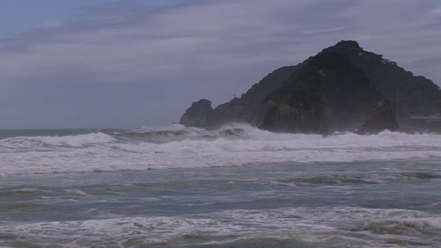 愤怒的海浪冲击海滩，宫崎骏，日本视频素材