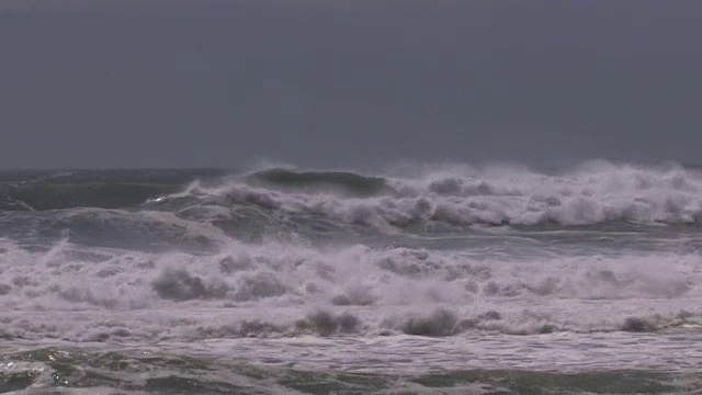 愤怒的海浪冲击海滩，宫崎骏，日本视频素材