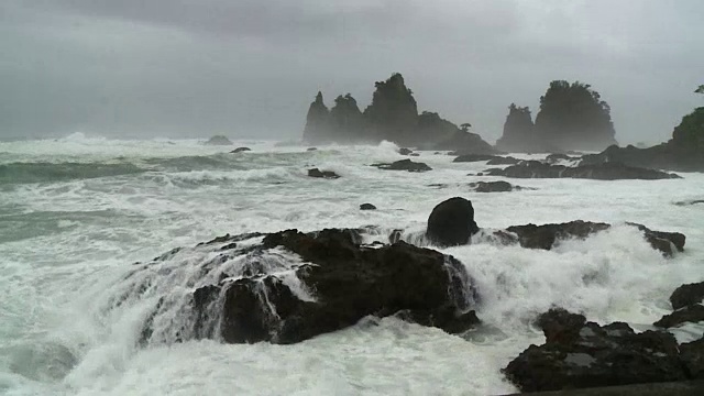 愤怒的海浪抵岸，南水，静冈，日本视频素材