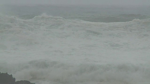 愤怒的海浪抵岸，南水，静冈，日本视频素材