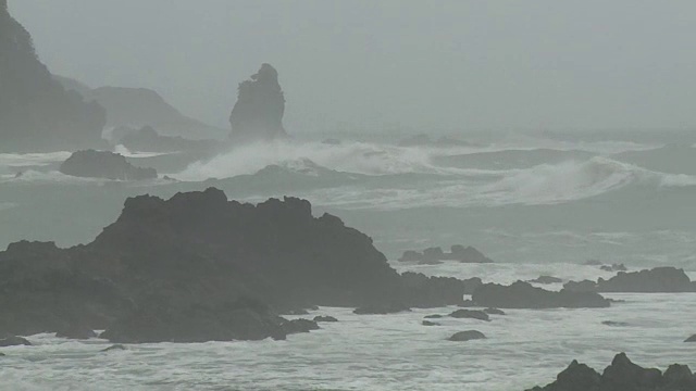 愤怒的海浪抵岸，南水，静冈，日本视频素材