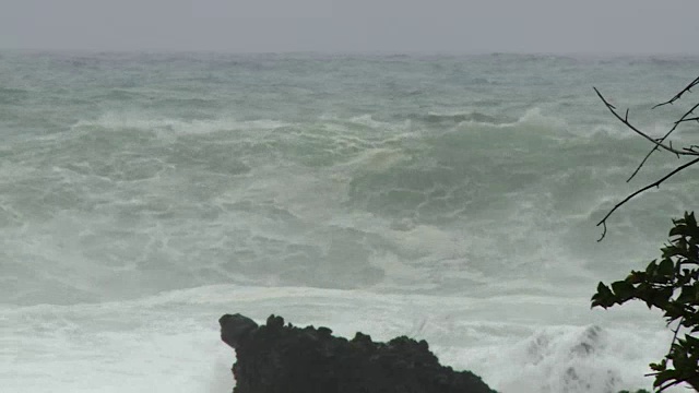 愤怒的海浪抵岸，南水，静冈，日本视频素材