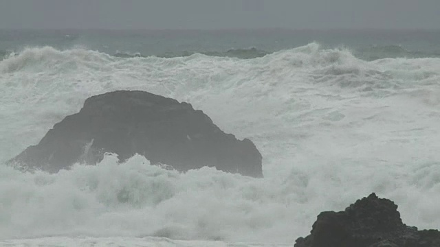 愤怒的海浪抵岸，南水，静冈，日本视频素材