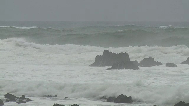 愤怒的海浪抵岸，南水，静冈，日本视频素材