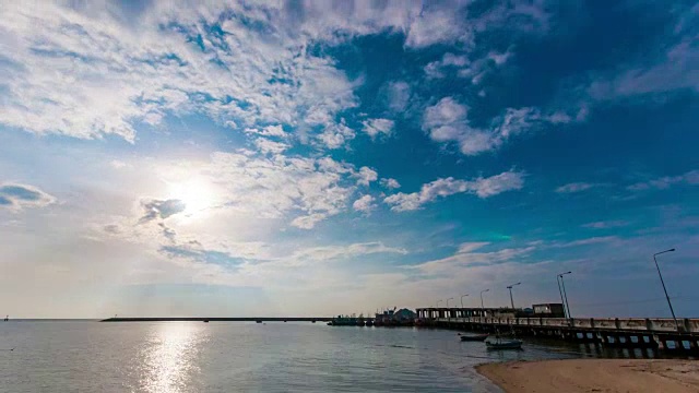 美丽的海上码头，太阳和云在天空视频素材