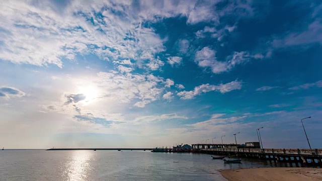 美丽的海上码头，太阳和云在天空视频素材