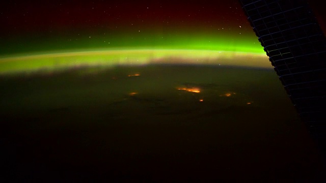 国际空间站的行星地球的城市光，星星和极光视频素材