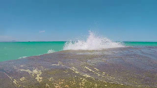 海浪拍打着多岩石的海岸视频下载