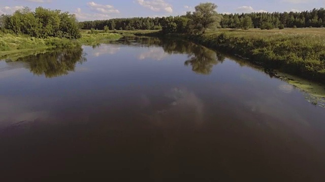 飞过河流视频素材