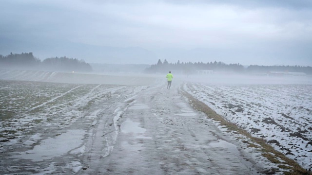 冬天在雪地上奔跑的人视频下载