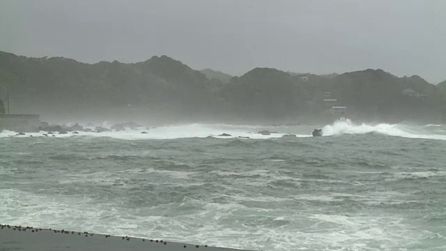 愤怒的海浪抵岸，南水，静冈，日本视频素材