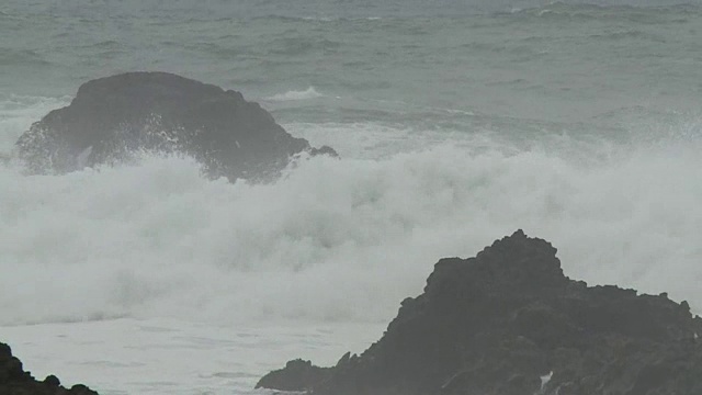 愤怒的海浪抵岸，南水，静冈，日本视频素材