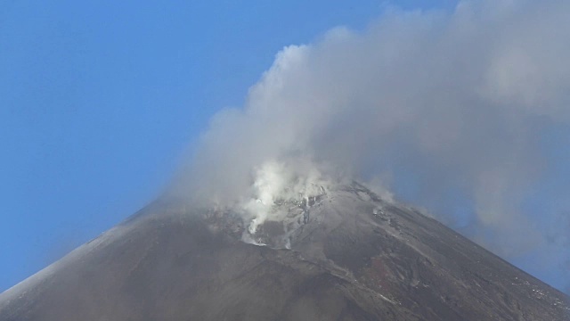 Klyuchevskaya Sopka火山喷发的顶部视频素材