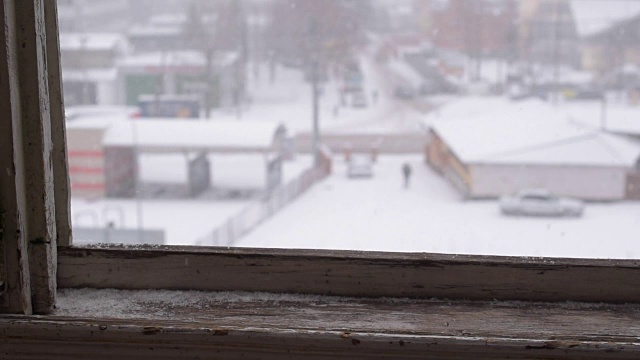 窗外冬天下雪的景色视频素材