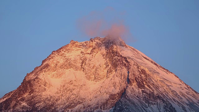 美丽的卡门火山顶部，日出时美丽的岩石山峰视频素材