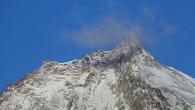 美丽的岩石峰卡门火山在晴朗的日子和蓝天视频素材