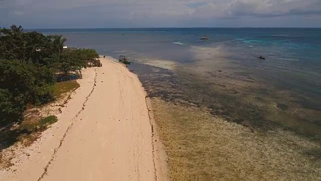 鸟瞰图美丽的海滩热带岛屿。Mantigue岛菲律宾视频素材