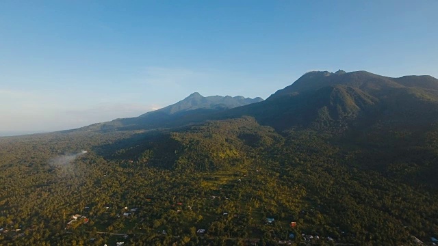 有热带森林的山脉。Camiguin岛菲律宾视频素材