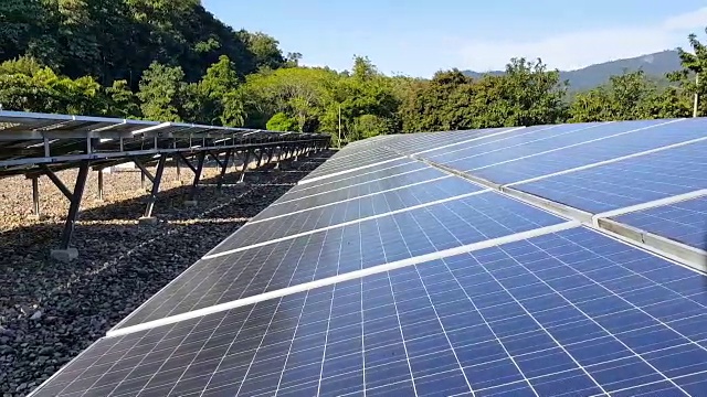 太阳能电池板收集太阳光，绿色能源，自然视频素材