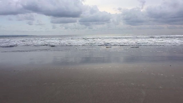 印度尼西亚巴厘岛的海洋海景风景，大浪冲击着沙滩。视频素材