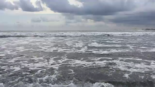 印度尼西亚巴厘岛的海洋海景风景，大浪冲击着沙滩。视频素材