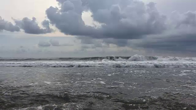 印度尼西亚巴厘岛的海洋海景风景，大浪冲击着沙滩。视频素材