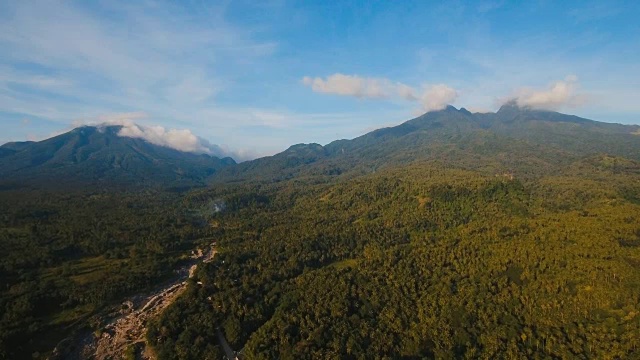 有热带森林的山脉。Camiguin岛菲律宾视频素材