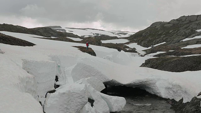 雪下河。挪威视频素材