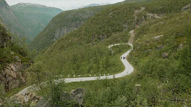 山里的路。挪威视频素材