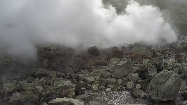 用天然火山温泉烧开矿泉水视频素材