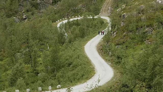 徒步旅行者在山里的路上。挪威视频素材