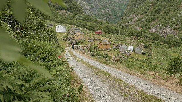 通往村庄的路。挪威视频素材