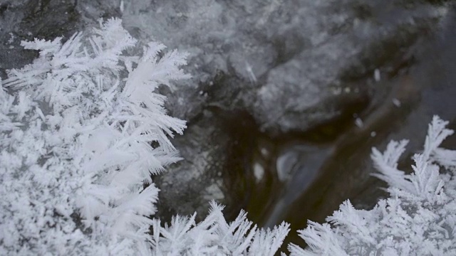 雪花落在河里的岩石上视频素材