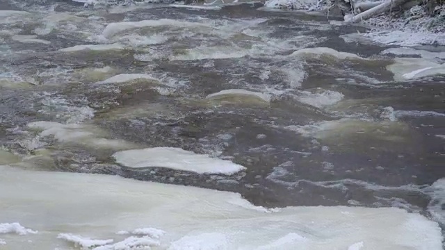 从湖里涌出的急流视频素材