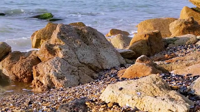 小海浪在石岸视频素材